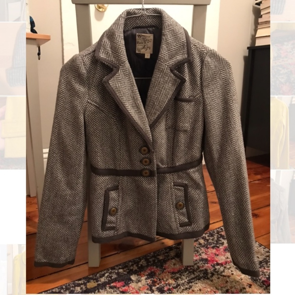 Light Coat w/ Herringbone Pattern